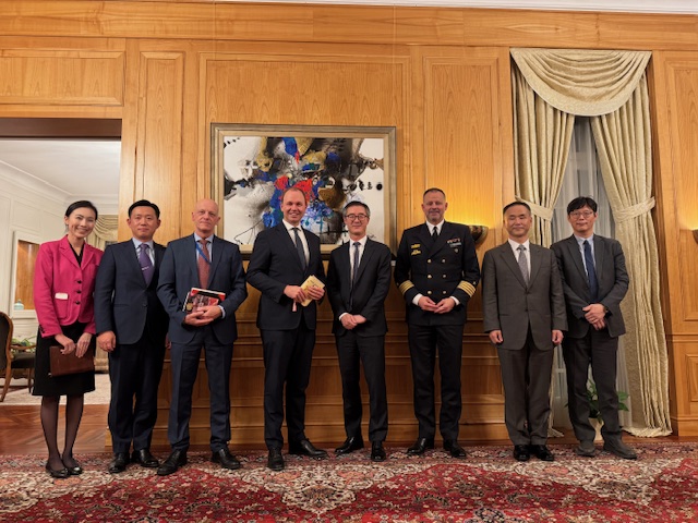 Abendessen mit dem Staatssekretär des Bundesverteidigungsministeriums in der Residenz des Botschafters