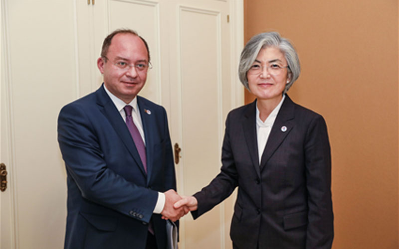 1. On the occasion of the 14th ASEM Foreign Ministers’ Meeting (Dec. 15-16, Madrid), Minister of Foreign Affairs Kang, Kyung-wha met bilaterally with Minister of Foreign Affairs of Romania Bogdan Lucian Aurescu, Minister of Foreign Affairs of the Republic of Kazakhstan Mukhtar Beskenuly Tileuberdi, and Deputy Prime Minister for Judicial Reform and Minister of Foreign Affairs of the Republic of Bulgaria Ekaterina Zaharieva on December 16.