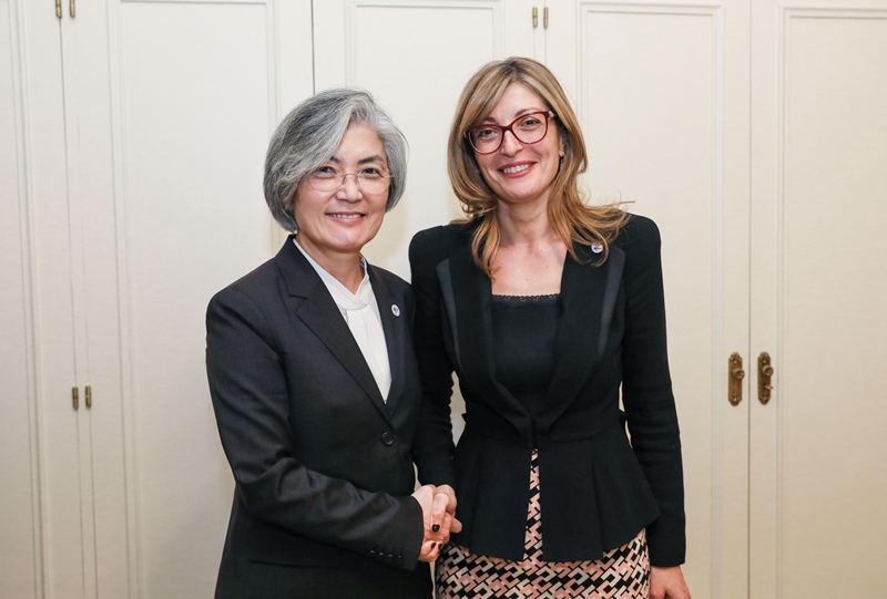 1. On the occasion of the 14th ASEM Foreign Ministers’ Meeting (Dec. 15-16, Madrid), Minister of Foreign Affairs Kang, Kyung-wha met bilaterally with Minister of Foreign Affairs of Romania Bogdan Lucian Aurescu, Minister of Foreign Affairs of the Republic of Kazakhstan Mukhtar Beskenuly Tileuberdi, and Deputy Prime Minister for Judicial Reform and Minister of Foreign Affairs of the Republic of Bulgaria Ekaterina Zaharieva on December 16.