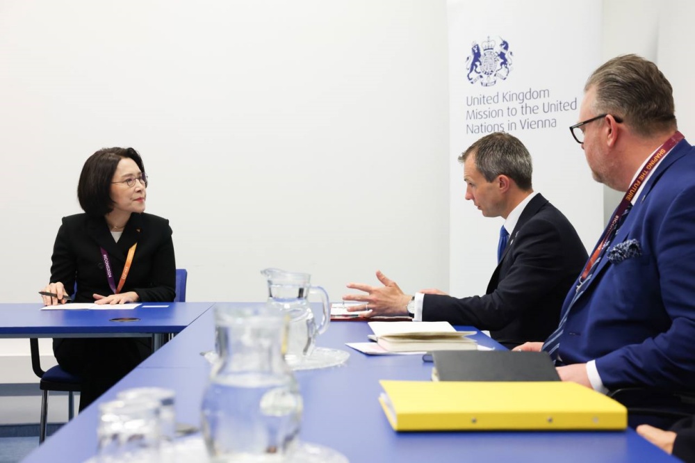 Vice Foreign Minister Kang Insun meets with high-level officials from energy departments of the U.S. and the UK